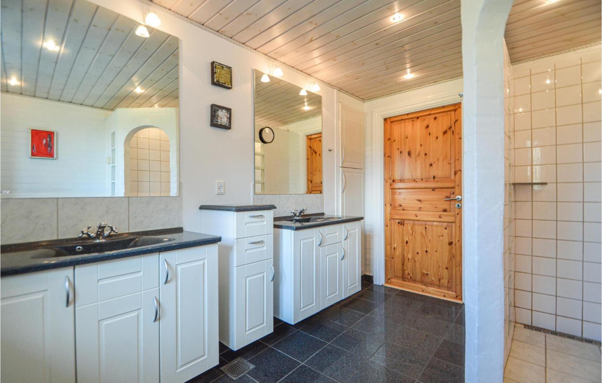 Awesome Home In Bredebro With Kitchen Ballum Екстериор снимка