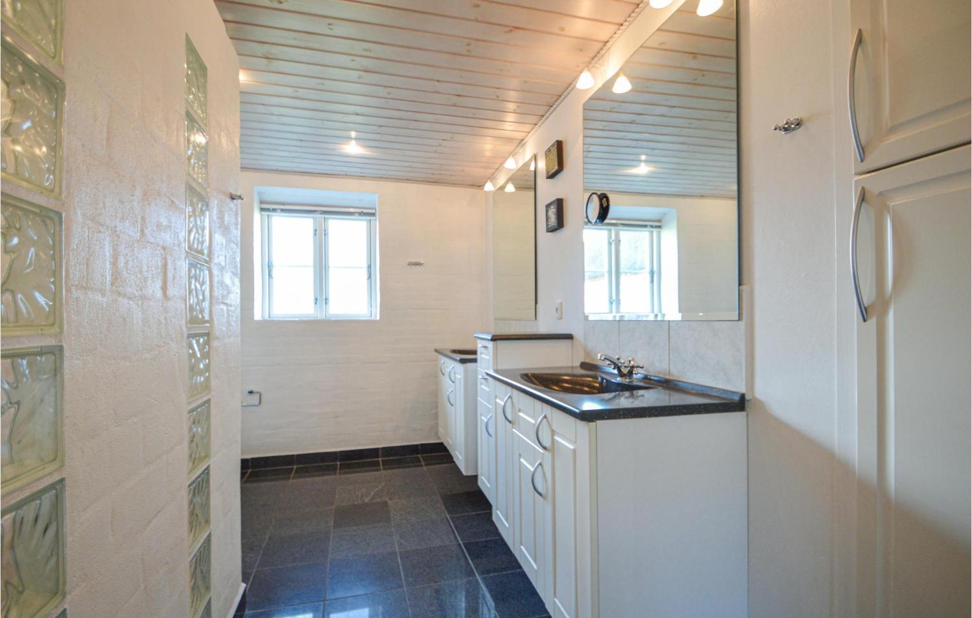 Awesome Home In Bredebro With Kitchen Ballum Екстериор снимка