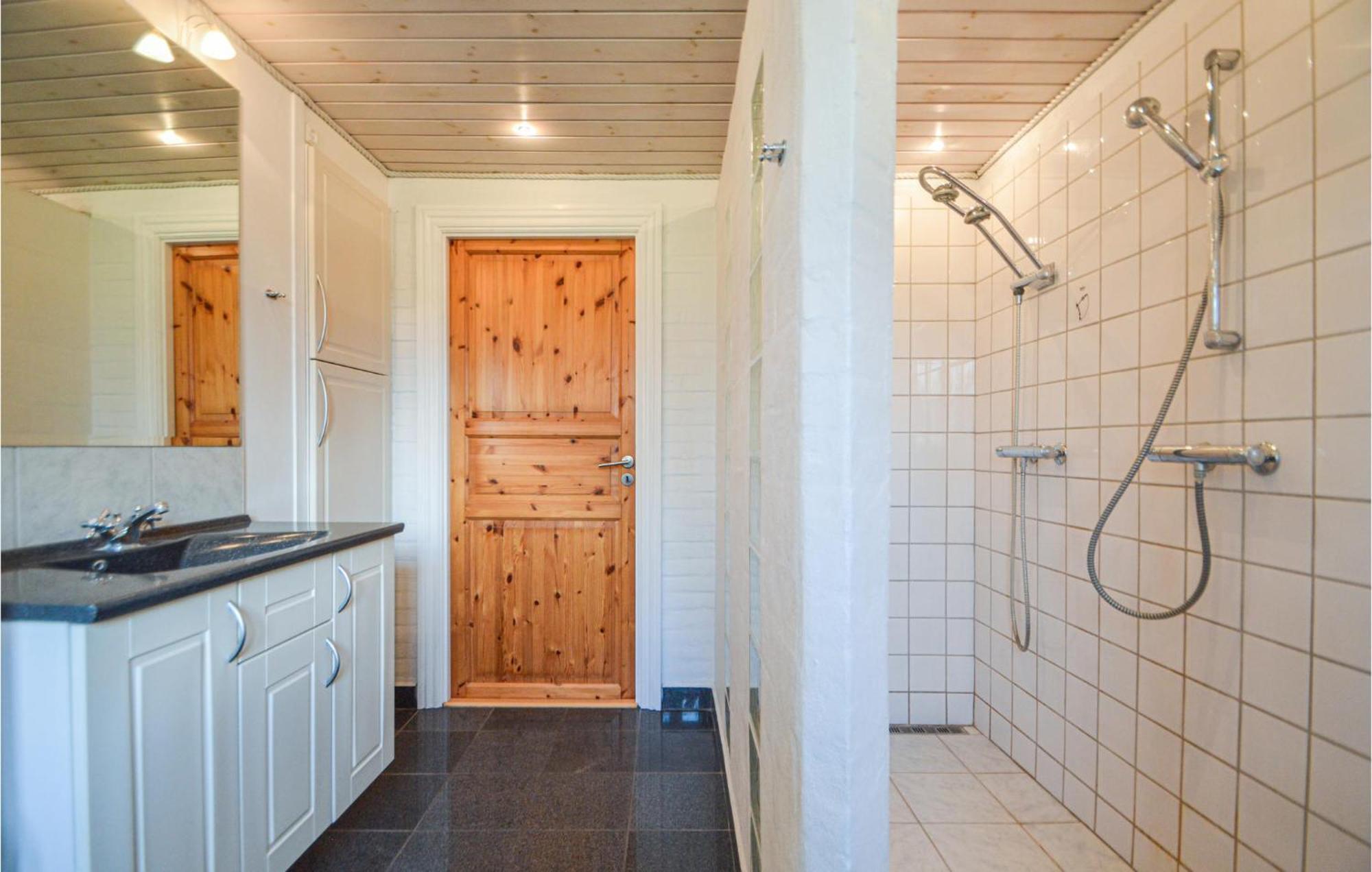 Awesome Home In Bredebro With Kitchen Ballum Екстериор снимка